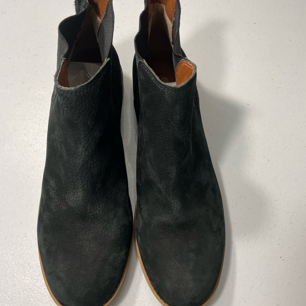Stylish Black Leather Women’s Chelsea Boots Size 9.5M SB-105